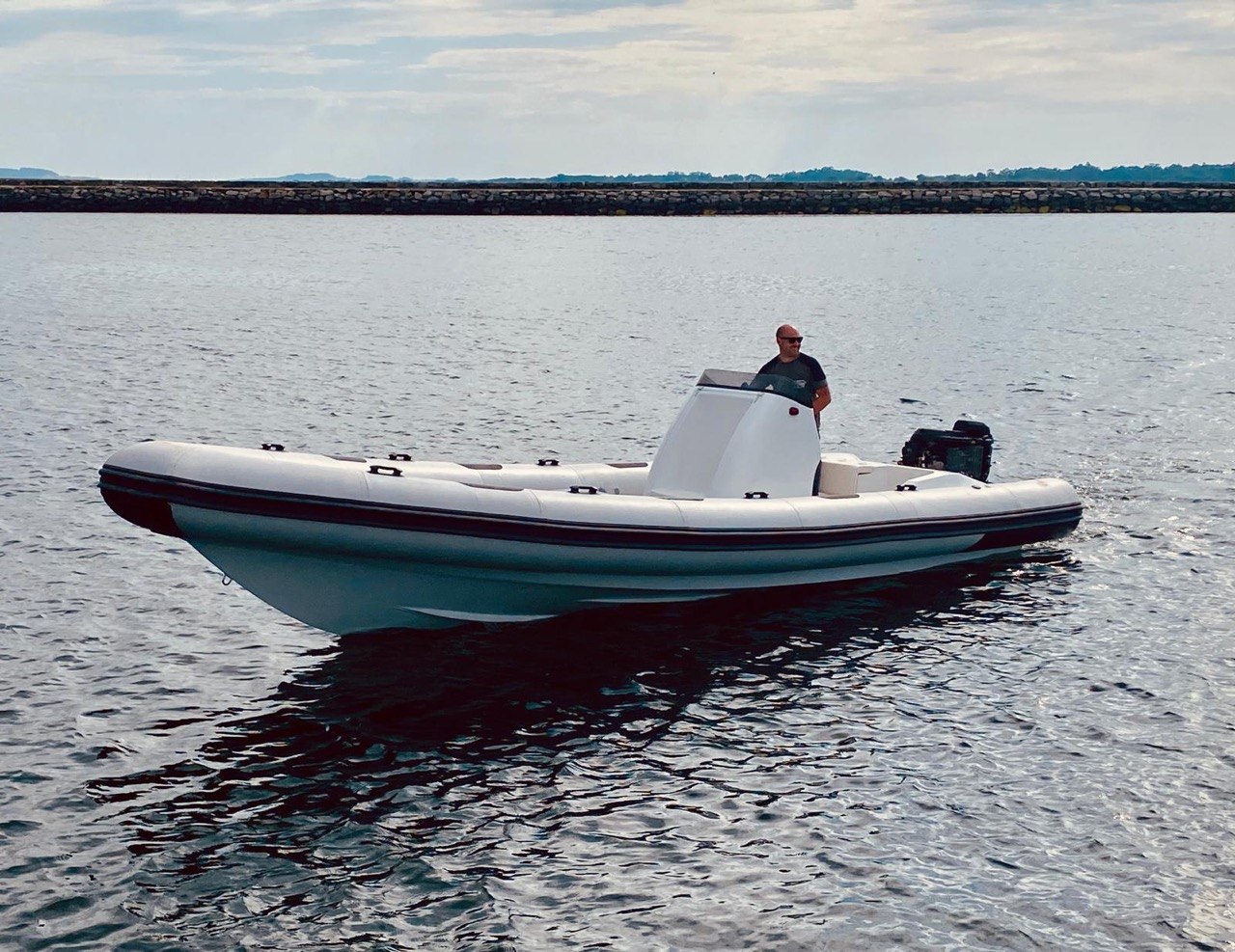Embarcación Fajardo 870 navegando en aguas de Galicia